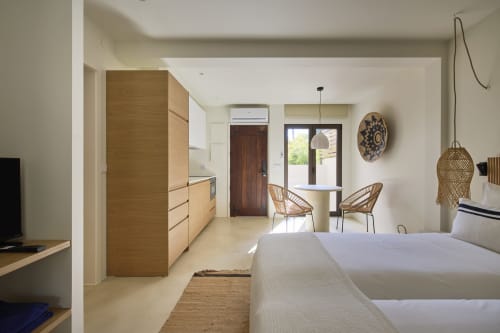 Studio na Casa Redonda por Villas Aura em Aroeira com cama, cozinha, área de refeições e vista para o jardim