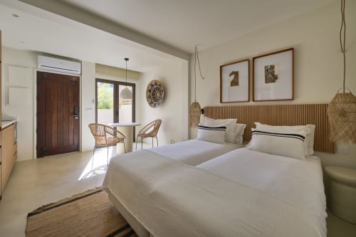 Quarto luminoso e aconchegante na Casa Redonda em Aroeira com camas gêmeas, cabeceira de rattan e vista para o jardim