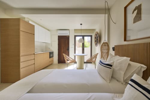 Moderno estúdio em Casa Redonda Aroeira com cama, cozinha, sala de jantar e vista para o jardim