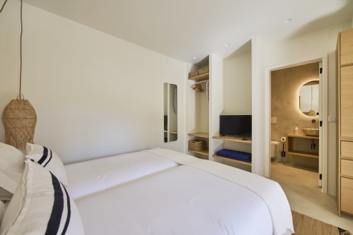 Suíte moderna em Casa Redonda by Villas Aura, Aroeira com cama branca, roupeiro embutido e casa de banho privativa