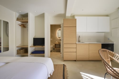 Estúdio Casa Redonda em Villas Aura, Aroeira com cama, kitchenette, espaço de trabalho e vista para o jardim
