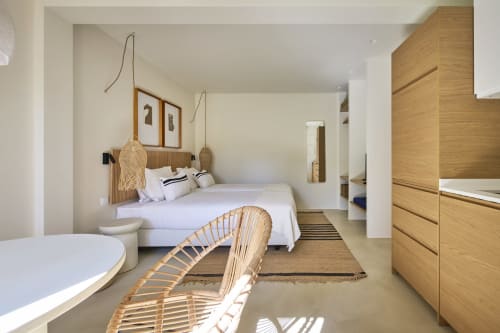 Quarto de estúdio moderno na Casa Redonda by Villas Aura em Aroeira com móveis de madeira e vista para o jardim
