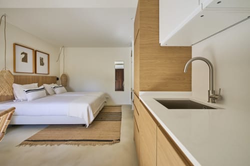 Apartamento estúdio moderno em Casa Redonda por Villas Aura em Aroeira com cama, kitchenette e vista para o jardim