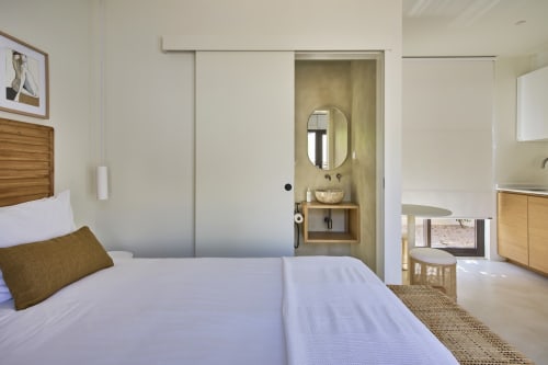 Modern bedroom at Casa Redonda by Villas Aura in Aroeira with ensuite bathroom and pool view