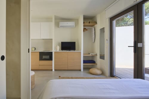 Modern studio apartment at Casa Redonda villa in Aroeira with bed, kitchenette, TV, and garden access