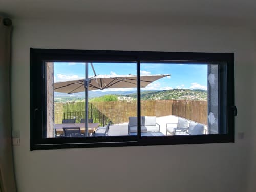 Smooth Luberon apartment balcony view with mountain landscape, umbrellas, and seating in Villars