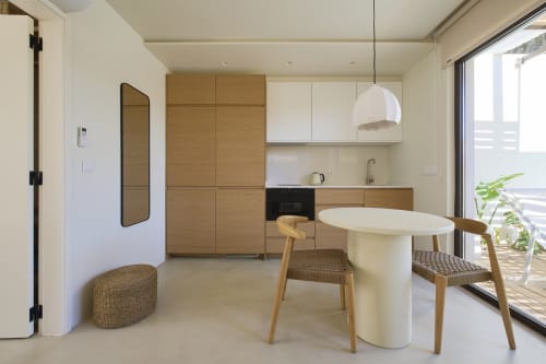 Moderno estúdio em Casa Redonda, Aroeira com cozinha aberta, mesa de jantar e vista para o jardim