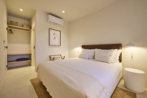 Bright bedroom at Casa Redonda by Villas Aura in Aroeira with queen bed, modern amenities, garden view, and open closet space
