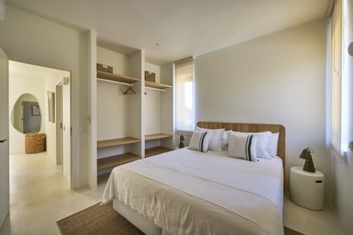 Modern bedroom at Casa Redonda, Aroeira with queen bed, ensuite, built-in wardrobe and pool view