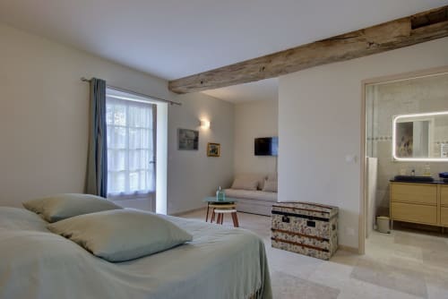 Chambre moderne à Cloffy B&B à Nouans-les-Fontaines avec vue sur le jardin, lit, coin séjour, TV et salle de bain attenante