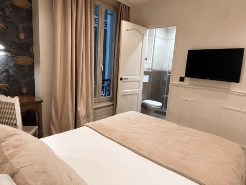 Chambre Supérieure de l'Hôtel des Bains avec vue sur la ville, lit, salle de bain et télévision écran plat