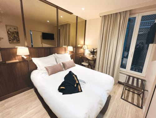 Chambre Supérieure Hôtel des Bains avec vue sur la ville, lit queen-size, tête de lit miroir, meubles bois et portes balcon