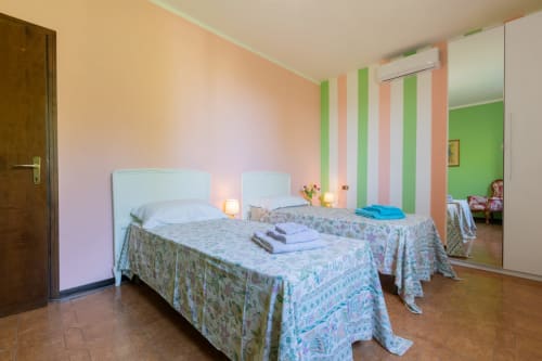 Camera doppia al Prince Garda hotel di Salò con pareti rigate, letti moderni e pavimento in legno