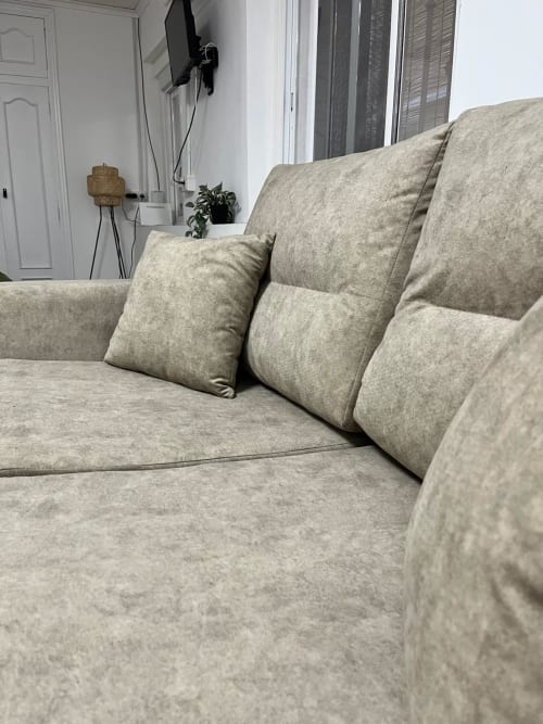 Sofá tapizado en beige con cojines decorativos en el apartamento Casa Portalet, Xativa