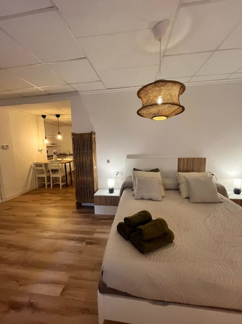 Moderno apartamento estudio en Casa Portalet de Xátiva con cama queen, lámpara colgante tejida, cocina americana y concepto abierto