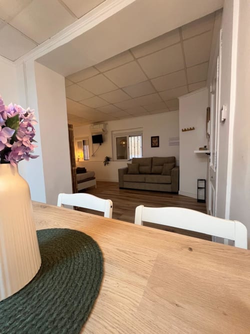 Comedor y sala de estar modernos en Casa Portalet, Xativa con suelos de madera y mobiliario