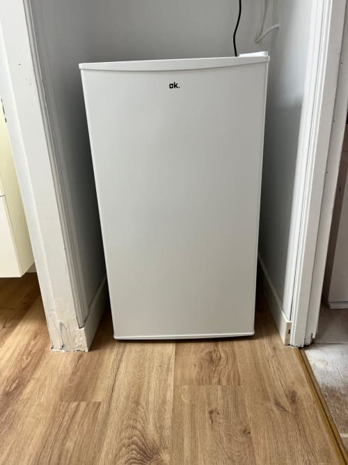 Refrigerador compacto blanco de marca Ok en el apartamento Casa Portalet, Xàtiva