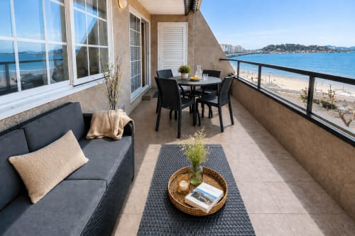 Terraza con vistas al mar en apartamento Holibai Baiona, con zona de estar, comedor y vista de la playa y puerto