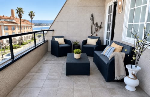 Elegante terraza del apartamento Holibai Luceira en Baiona con vistas al mar, mobiliario exterior negro y palmeras