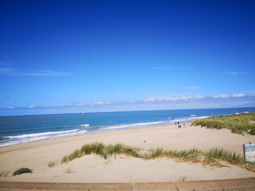 Plage de sable fin avec dunes et vue sur l'océan aux Logis d'Emma, France