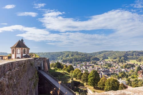 Tour fortifiée dominant la vallée de Goetzenbruck et le village niché dans la campagne alsacienne