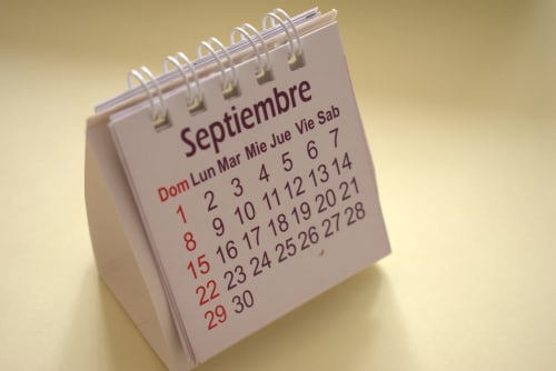 Calendario de escritorio de septiembre con encuadernación de espiral para el hotel Barrosa Home en España