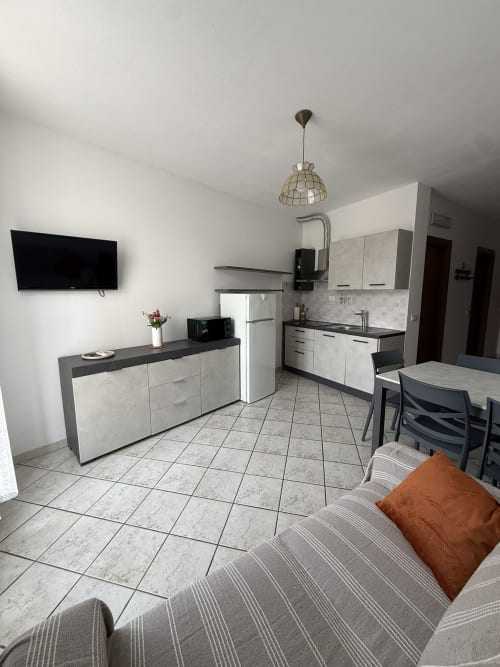 Cucina e soggiorno open-plan moderni nell'appartamento con 2 camere da letto presso Agriturismo Gli Ulivi, Maremo