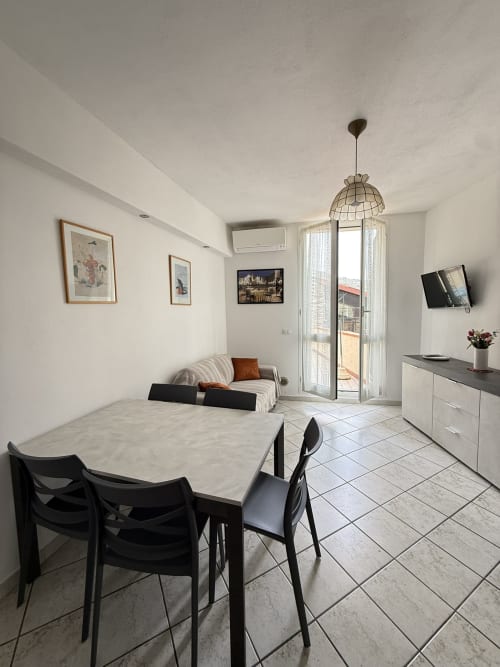 Moderno monolocale con tavolo da pranzo, divano e balcone presso l'Agriturismo Gli Ulivi, Italia