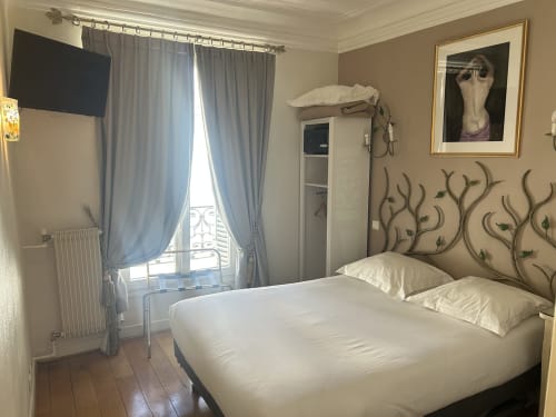 Hôtel des Bains Chambre Classique with white bed, beige walls, city view window, and framed artwork