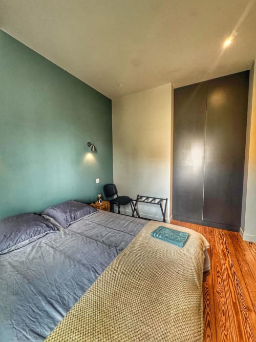 Chambre studio moderne à O LIT, Trouville-sur-Mer avec mur d'accent turquoise, parquet et lit
