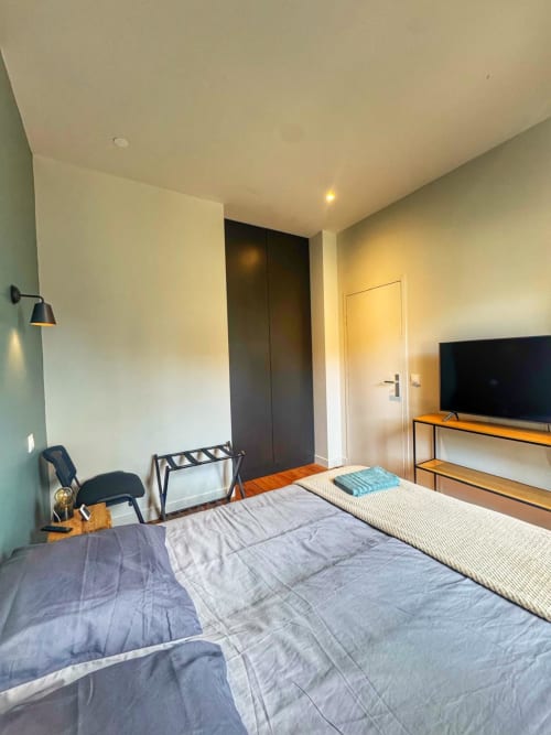 Chambre studio moderne à l'hôtel O LIT à Trouville-sur-Mer avec lits jumeaux, TV écran plat et mobilier contemporain