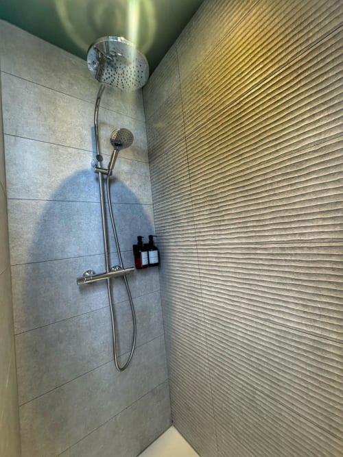 Douche moderne avec pommeau de pluie et douchette main à l'appartement O LIT Studio, Trouville-sur-Mer