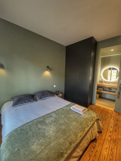 Chambre studio moderne à Trouville-sur-Mer avec lit queen-size, salle de bains privative, penderie noire et parquet
