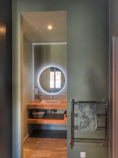 Salle de bain moderne de l'appartement Studio 2 à l'hôtel O LIT, Trouville-sur-Mer, avec miroir LED circulaire, vanité en bois et