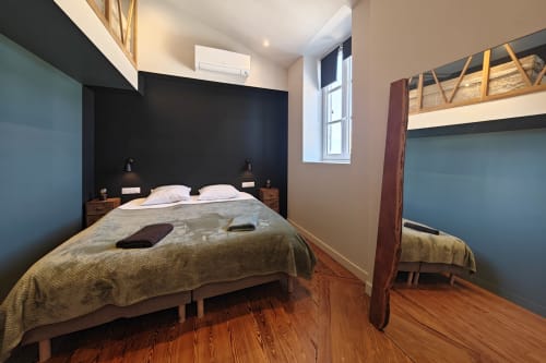 Chambre duplex O LIT à Trouville-sur-Mer avec lit double, lits superposés, mur d'accent sombre et parquet