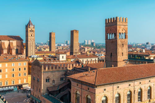 Torri medievali e tetti in terracotta nel centro storico di Bologna, posizione BnB Fantasia