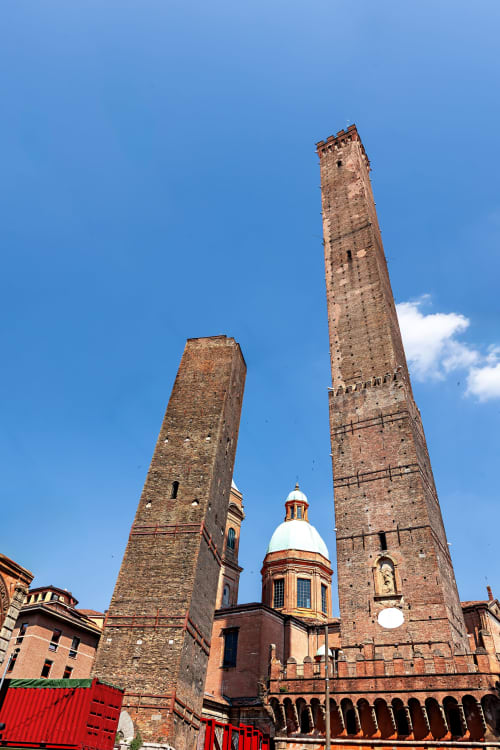Torri medievali e chiesa con cupola nel centro storico di Bologna vicino al BnB Fantasia