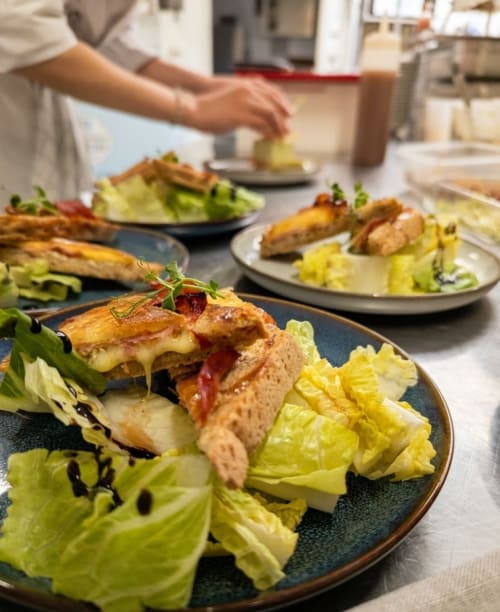 Plat de canard gastronomique avec laitue à l'hôtel La Verriaire à Chanverrie, France