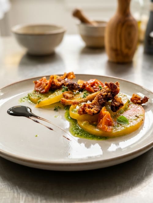 Assiette gastronomique à l'hôtel La Verriaire avec encornet croustillant, polenta et sauce verte à Chanverrie