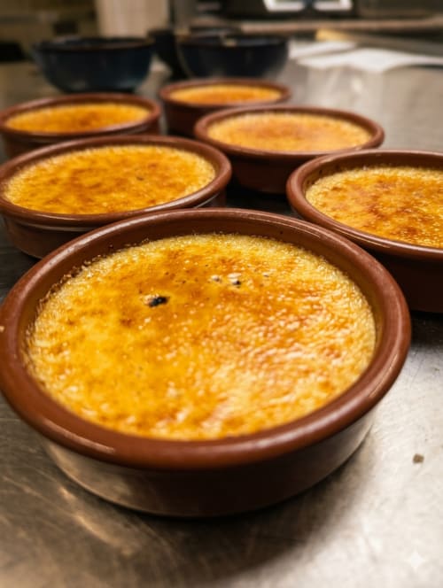 Tartelettes à la crème pâtissière cuites dans des bols en terre cuite à l'hôtel La Verriaire à La Verrie, France