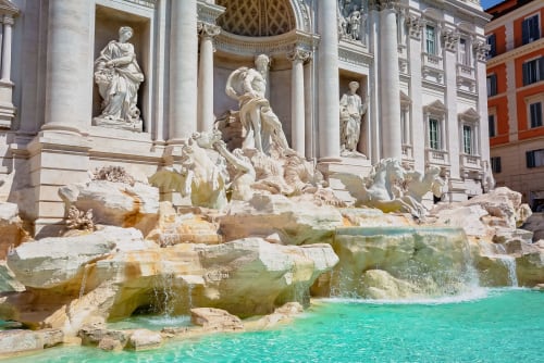 Le sculture barocche e le acque turchesi della Fontana di Trevi a Roma, vicino all'hotel Colosseum Exclusive Stay