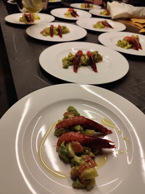 Raffinato piatto di pesce con aragosta e verdure fresche a Mappamondi B&B Venezia