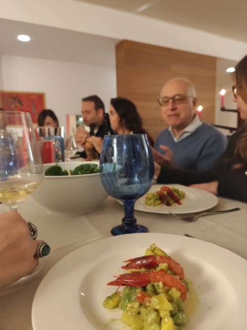 Cena a Mappamondi B&B Venezia: ospiti a tavola con piatti di pesce e bevande