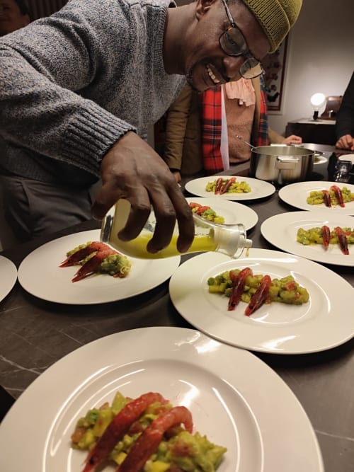 Chef che impiatta avocado e peperoni rossi all'esperienza culinaria di Mappamondi B&B Venezia