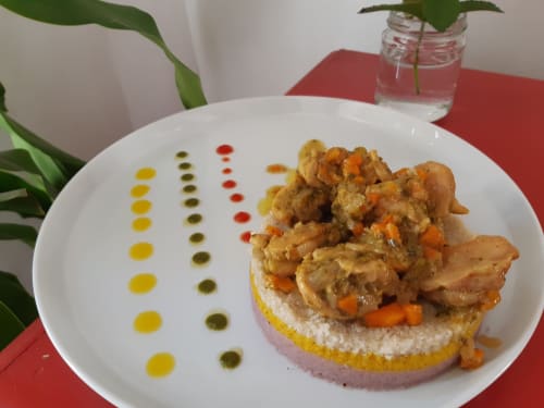 Piatto gourmet a Mappamondi Venezia con carne, riso, verdure e decorazioni di salsa colorata