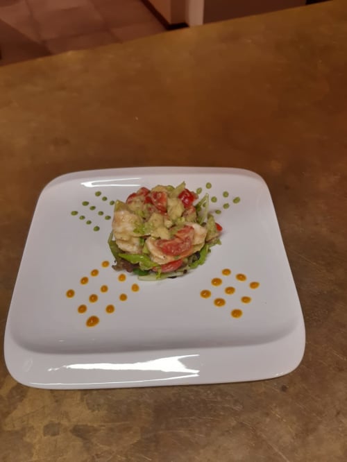 Insalata di frutti di mare gourmet presentata presso Mappamondi B&B Venezia con decorazioni di salsa artistica