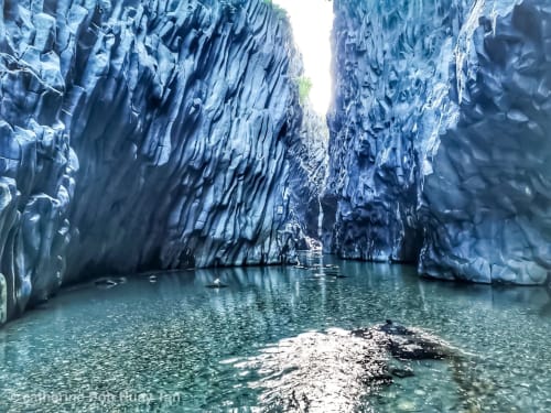 Splendida gola turchese con imponenti scogliere di basalto vicino a Venezia - ritiro naturale Mappamondi