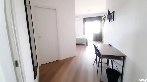 Moderno monolocale a Bari con scrivania, zona living open-plan, letto e luce naturale dalla finestra