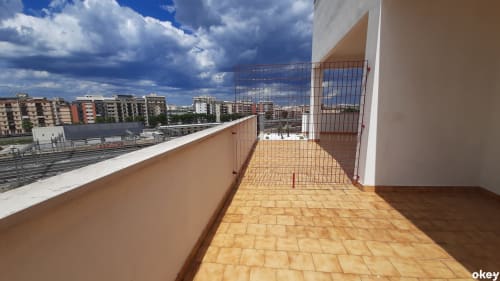 Terrazza spaziosa con vista sulla città presso B&B Bari Centro, affacciata sul paesaggio urbano e la stazione ferroviaria di Bari