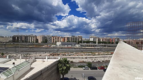 Terrazza urbana con vista sul centro di Bari, edifici moderni, ferrovia e cielo nuvoloso al B&B Bari Centro